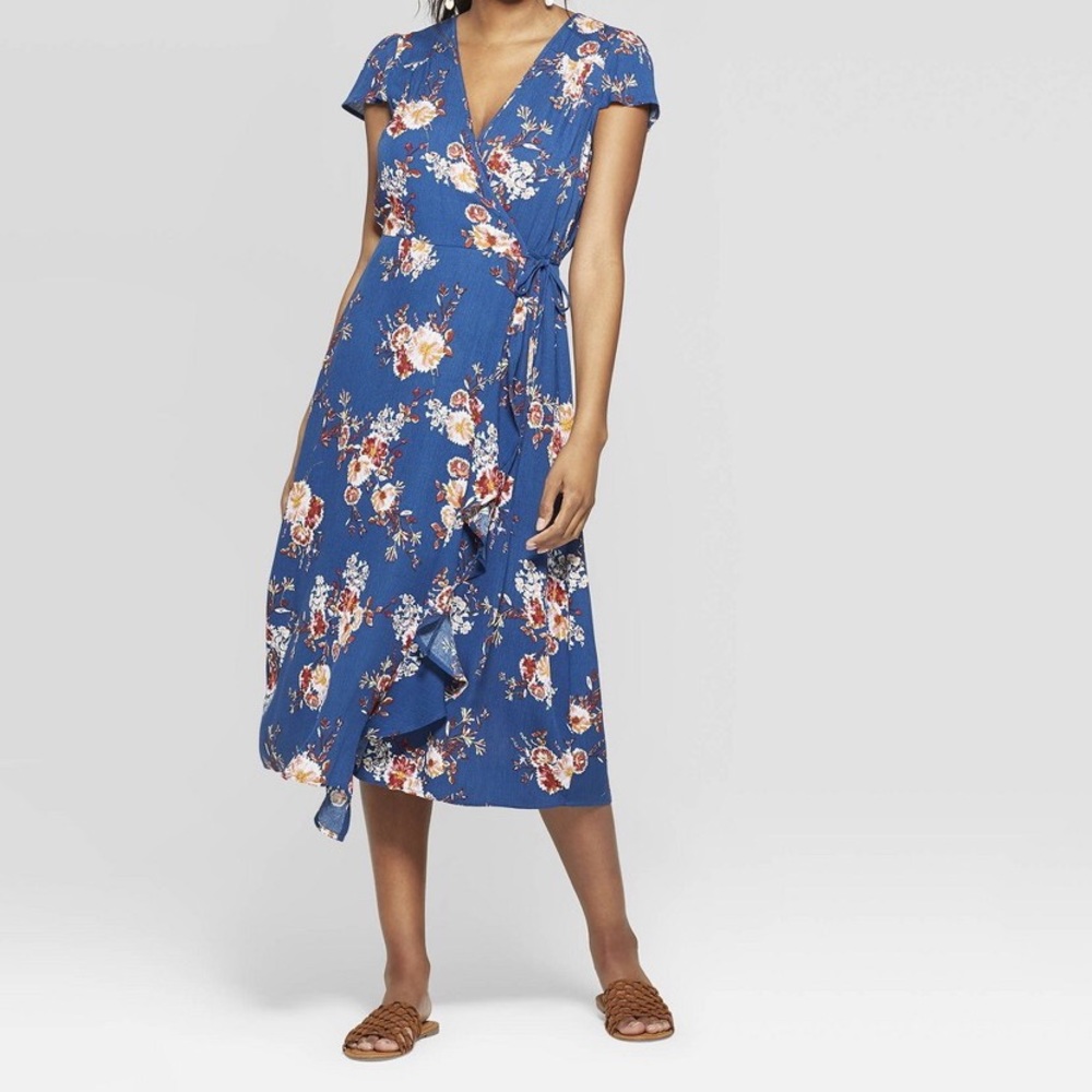 🆕 Blue floral wrap dress 🌸